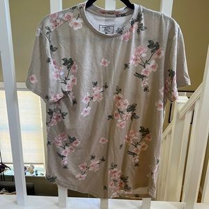 super comfy mens floral tee!